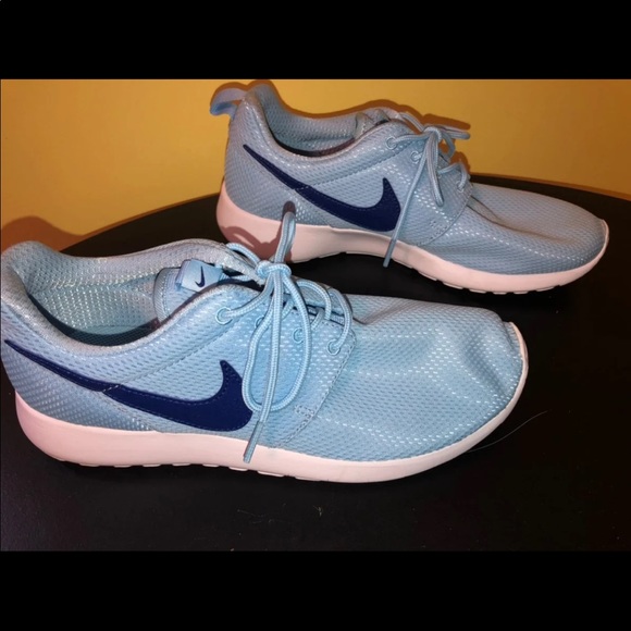 Like New Nike Athletic Shoes Yth 7 women 8.5 - Picture 2 of 6